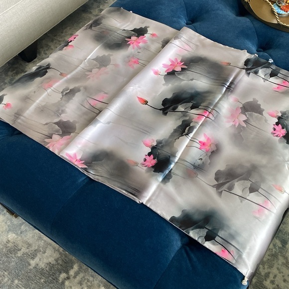 Gorgeous 100% Percent Japanese Silk Shawl With Floral Print - Picture 3 of 3